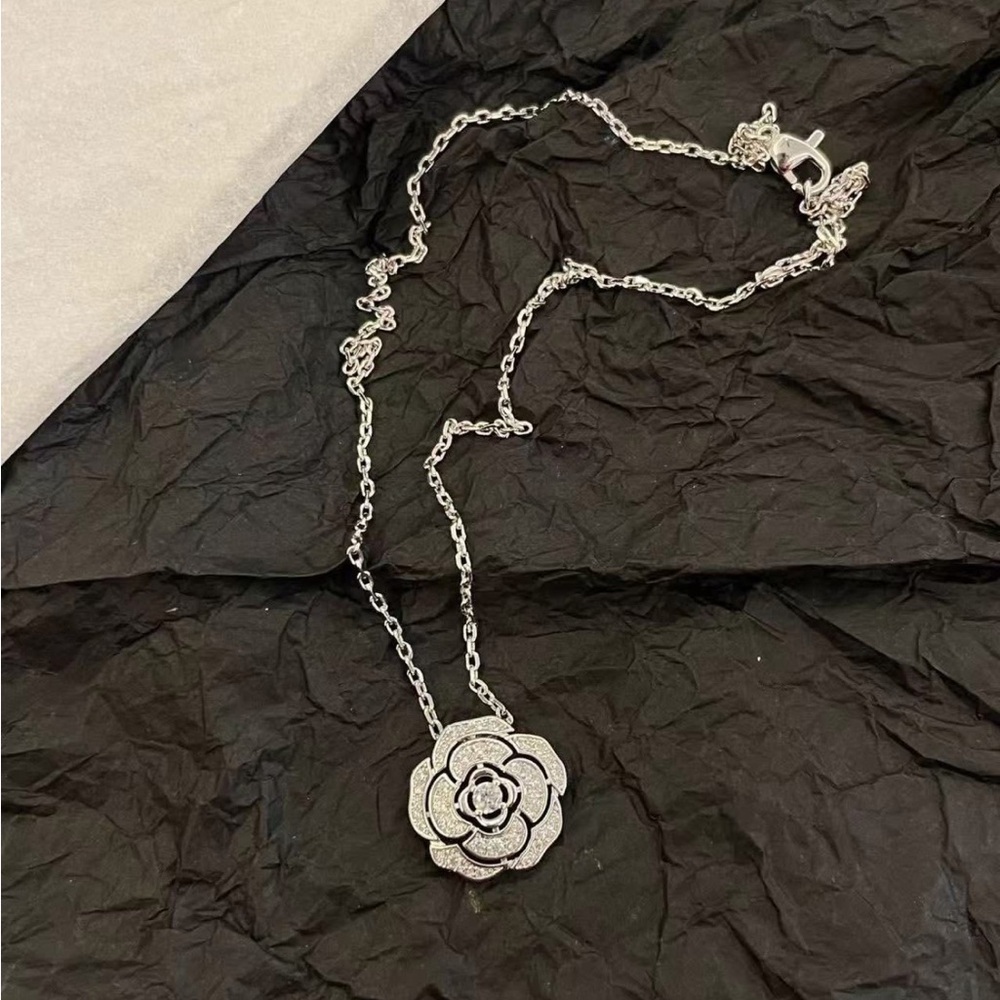 Elegant Silver Floral Pendant Necklace